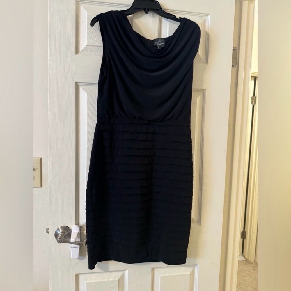 Adrianna Papell Black Pleated Midi Dress sz M